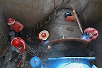 連夜搶修供水爆管！5輛送水車同時出動！